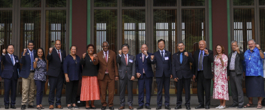 한-태평양도서국 대표단과 삼성 관계자들이 31일 호텔신라 영빈관 앞에서 기념촬영을 하고 있다. 삼성 제공